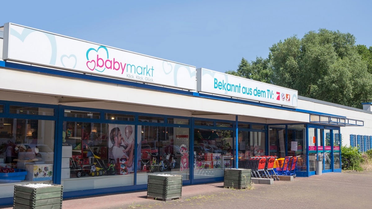Photo of a babymarkt storefront in a shopping center