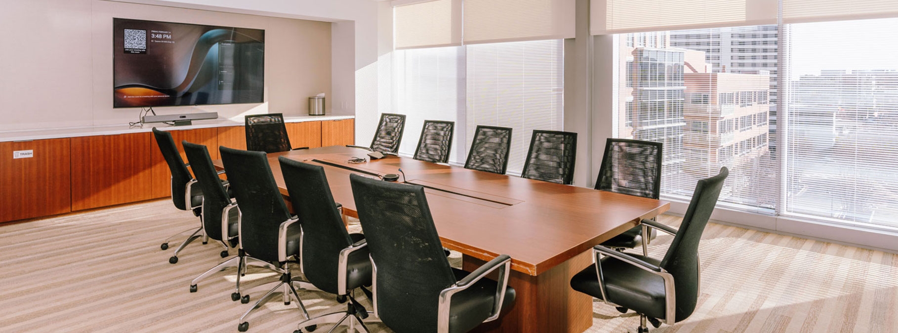 Strategy Hub - Office meeting room (wide)